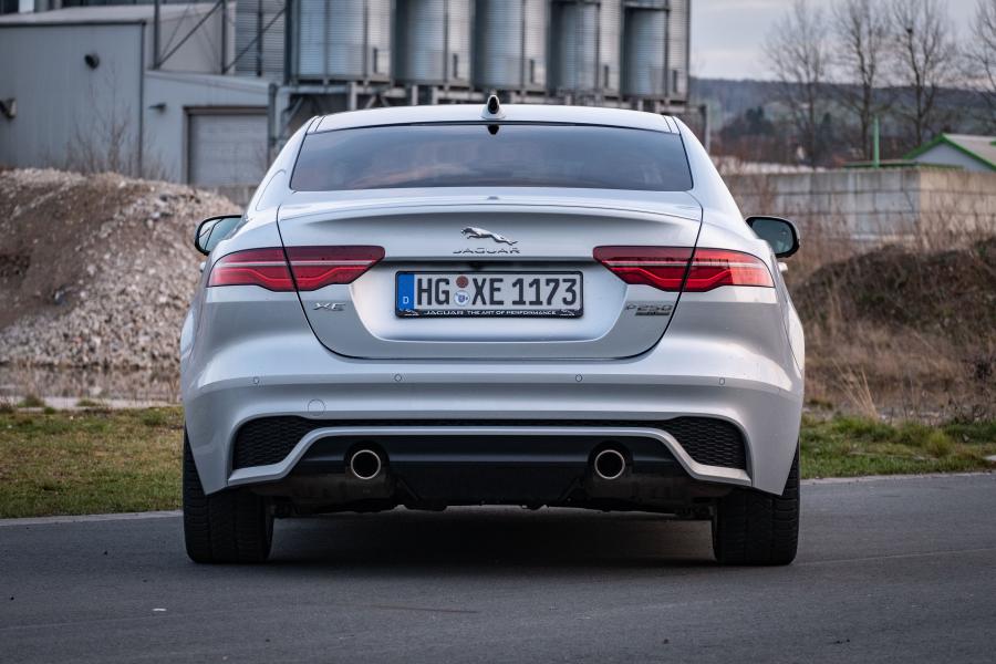  Jaguar XE P250 SE R-Dynamic 2019 года  (WW) (фото 10 из 17)